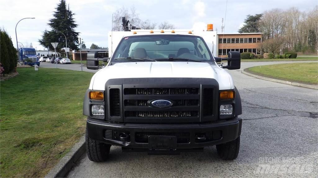 Ford F-550 Vlakke laadvloer met kraan