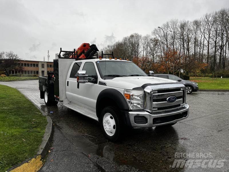 Ford F-550 Vlakke laadvloer met kraan