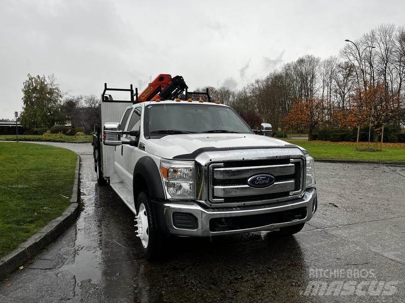 Ford F-550 Vlakke laadvloer met kraan
