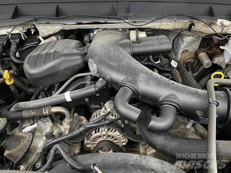 Ford F-550 Vlakke laadvloer met kraan
