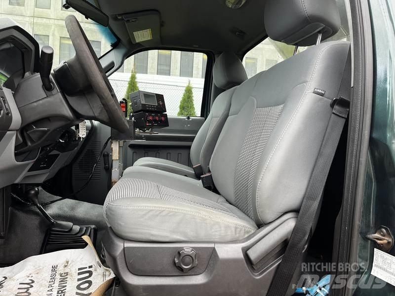 Ford F-550 Sneeuwschuivers en -ploegen
