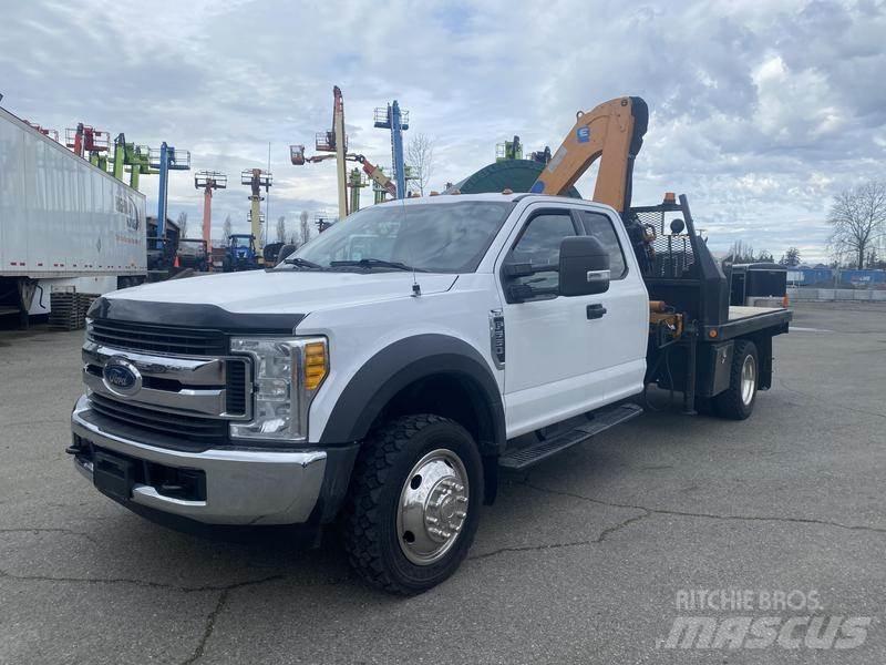 Ford F-550 Vlakke laadvloer met kraan
