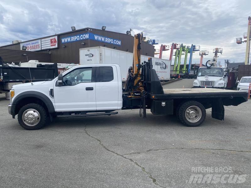 Ford F-550 Vlakke laadvloer met kraan