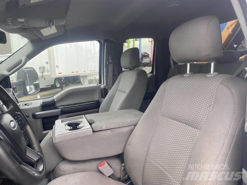 Ford F-550 Vlakke laadvloer met kraan