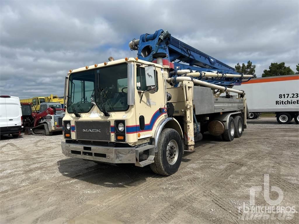 Mack MR688S Betonmixers en pompen