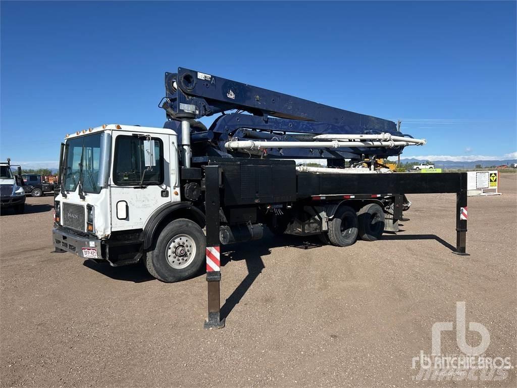 Mack MR688S Betonmixers en pompen