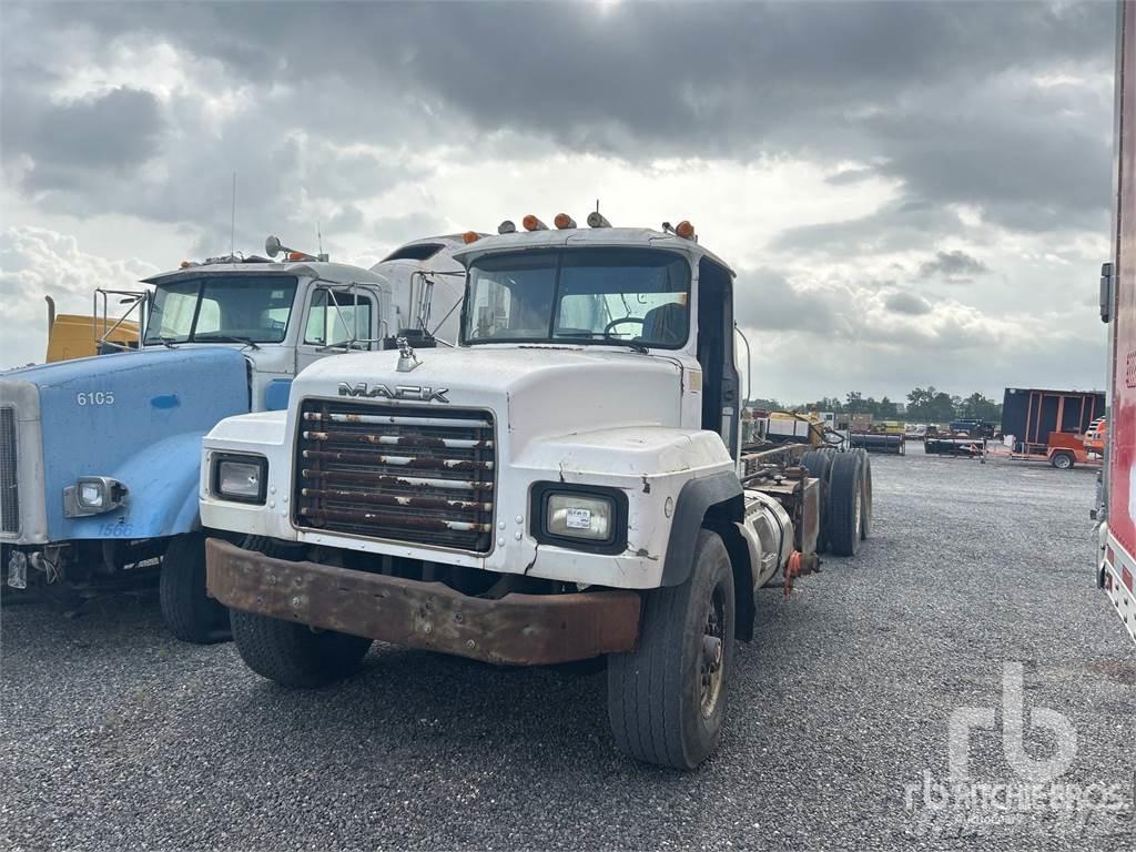 Mack RD688S Chassis met cabine