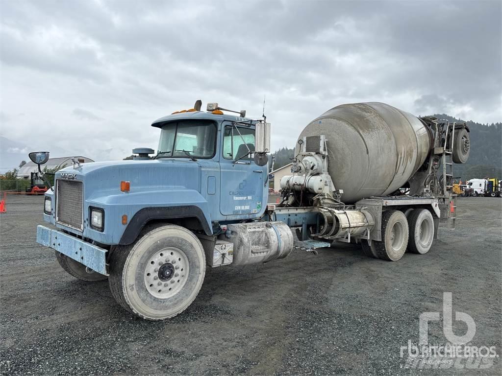 Mack RD690S Betonmixers en pompen