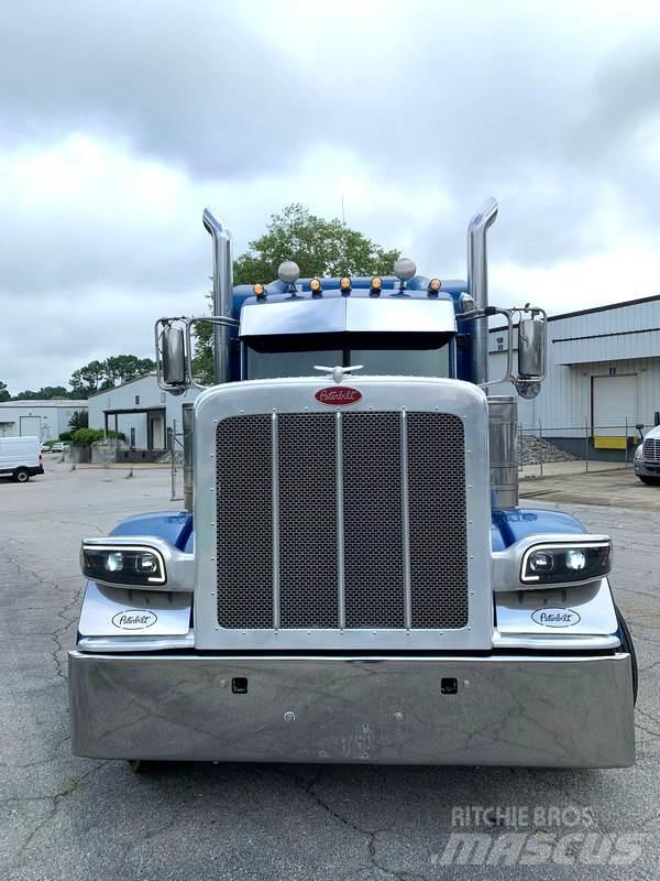 Peterbilt 389 Trekkers