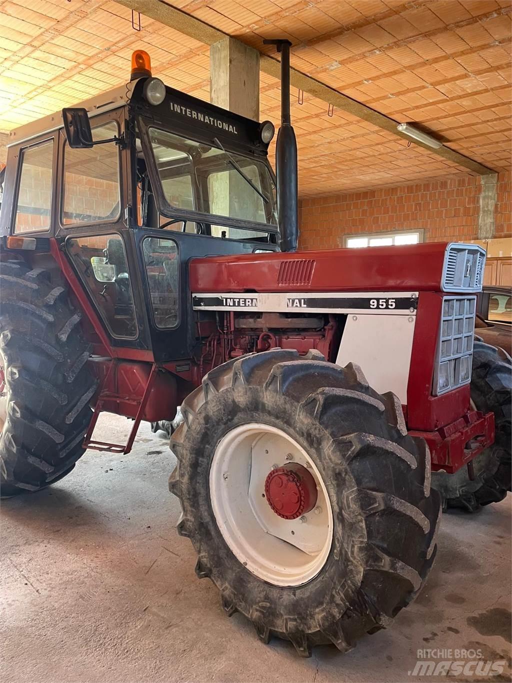 International 955 Tractoren