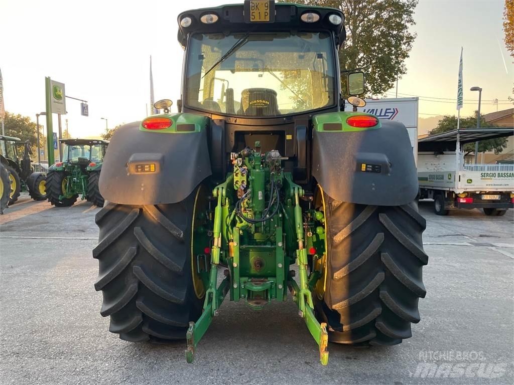 John Deere 6210 R Tractoren