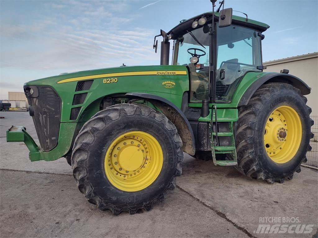 John Deere 8230 Tractoren