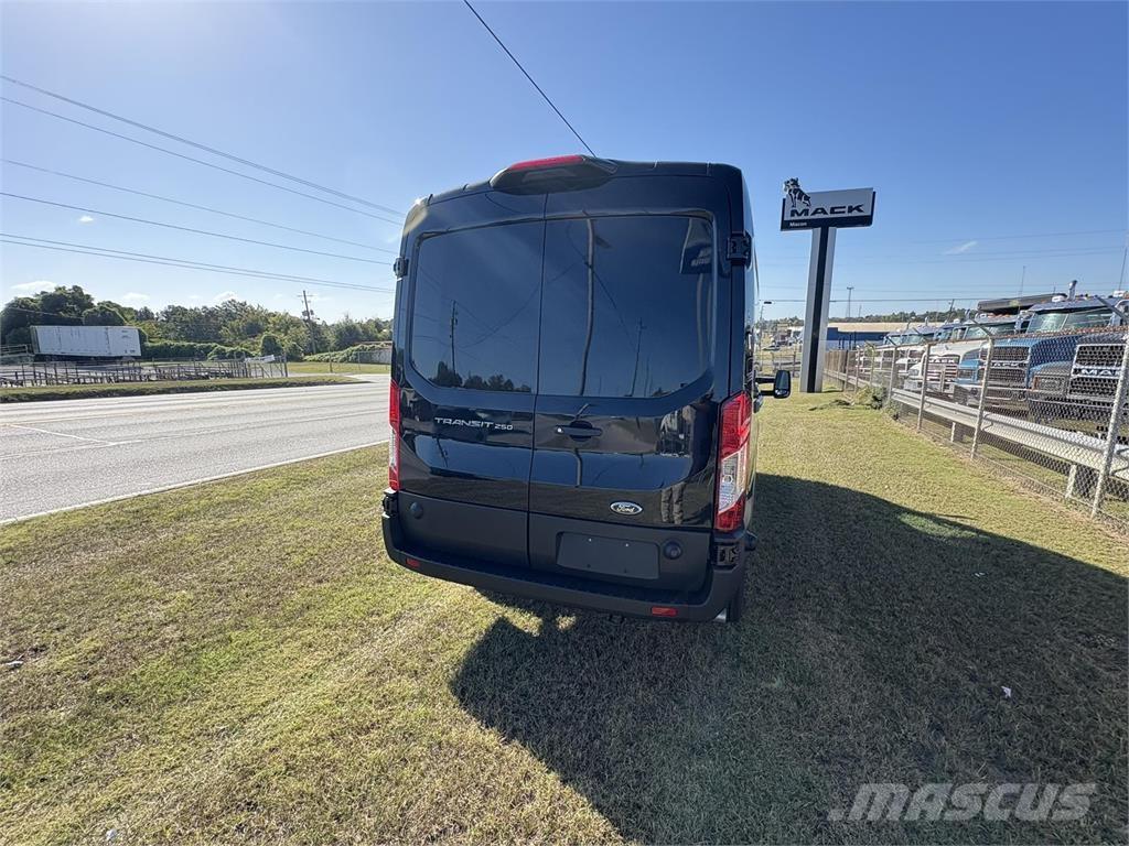 FRD 250 TRANS Bakwagens met gesloten opbouw