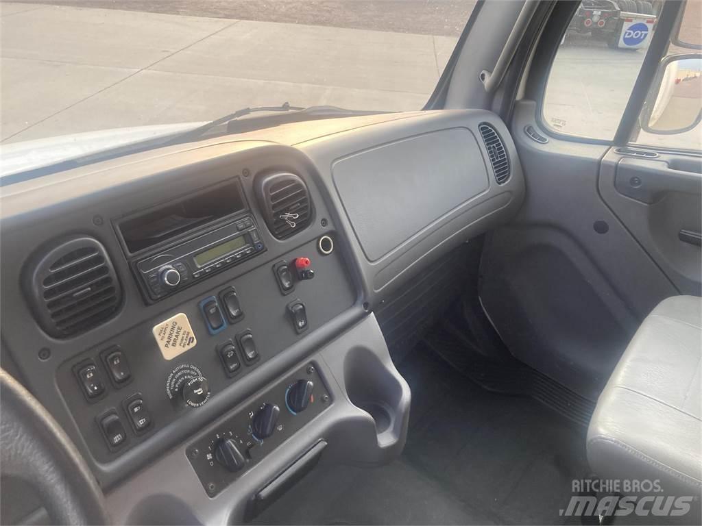 Freightliner M2 106 Chassis met cabine