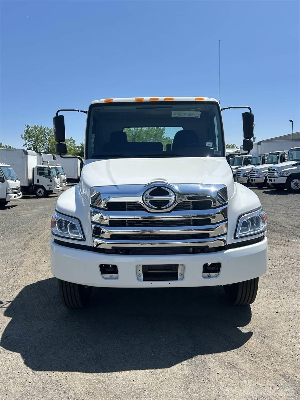 Hino L7 Chassis met cabine