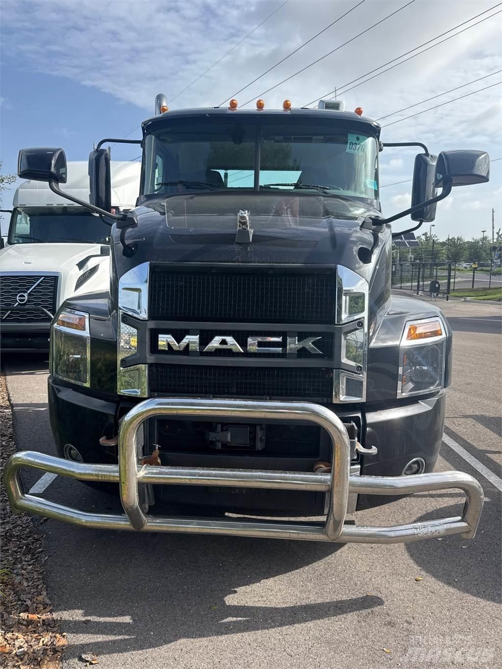 Mack AN64T Trekkers