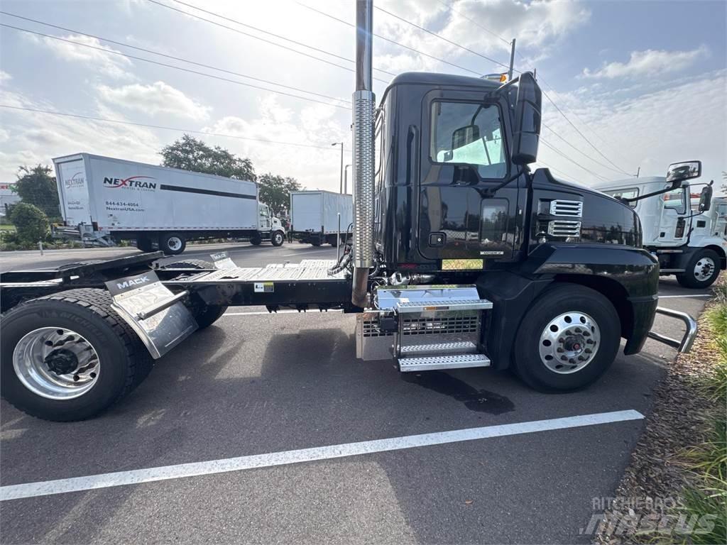 Mack AN64T Trekkers