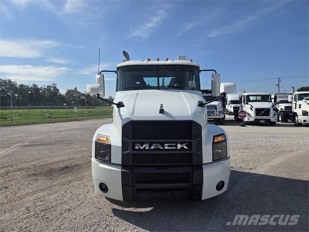 Mack AN64T Trekkers