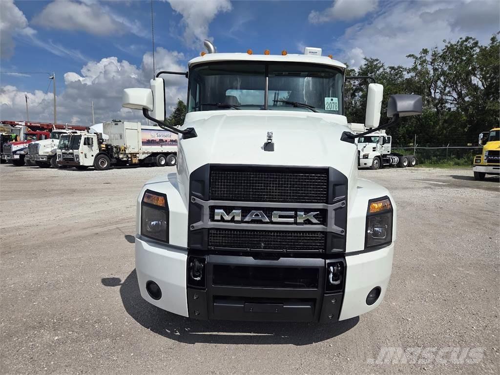 Mack AN64T Trekkers