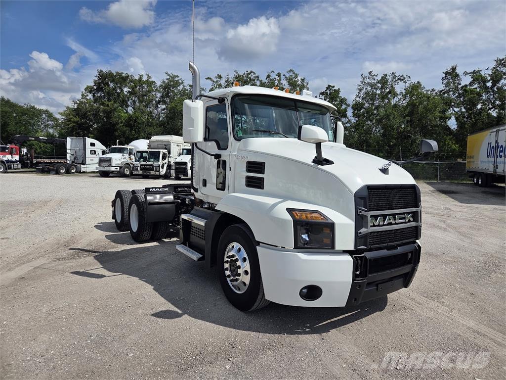 Mack AN64T Trekkers