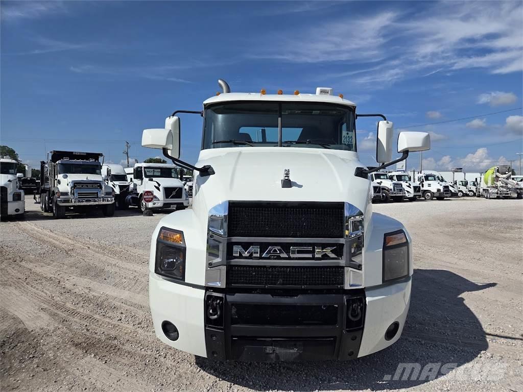 Mack AN64T Trekkers