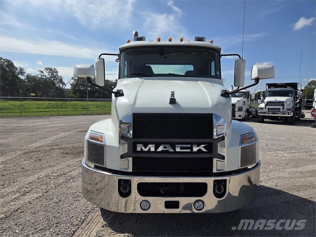 Mack AN64T Trekkers