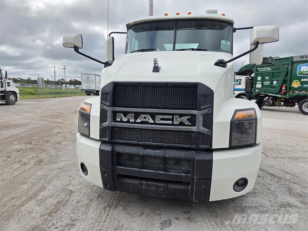 Mack AN64T Trekkers