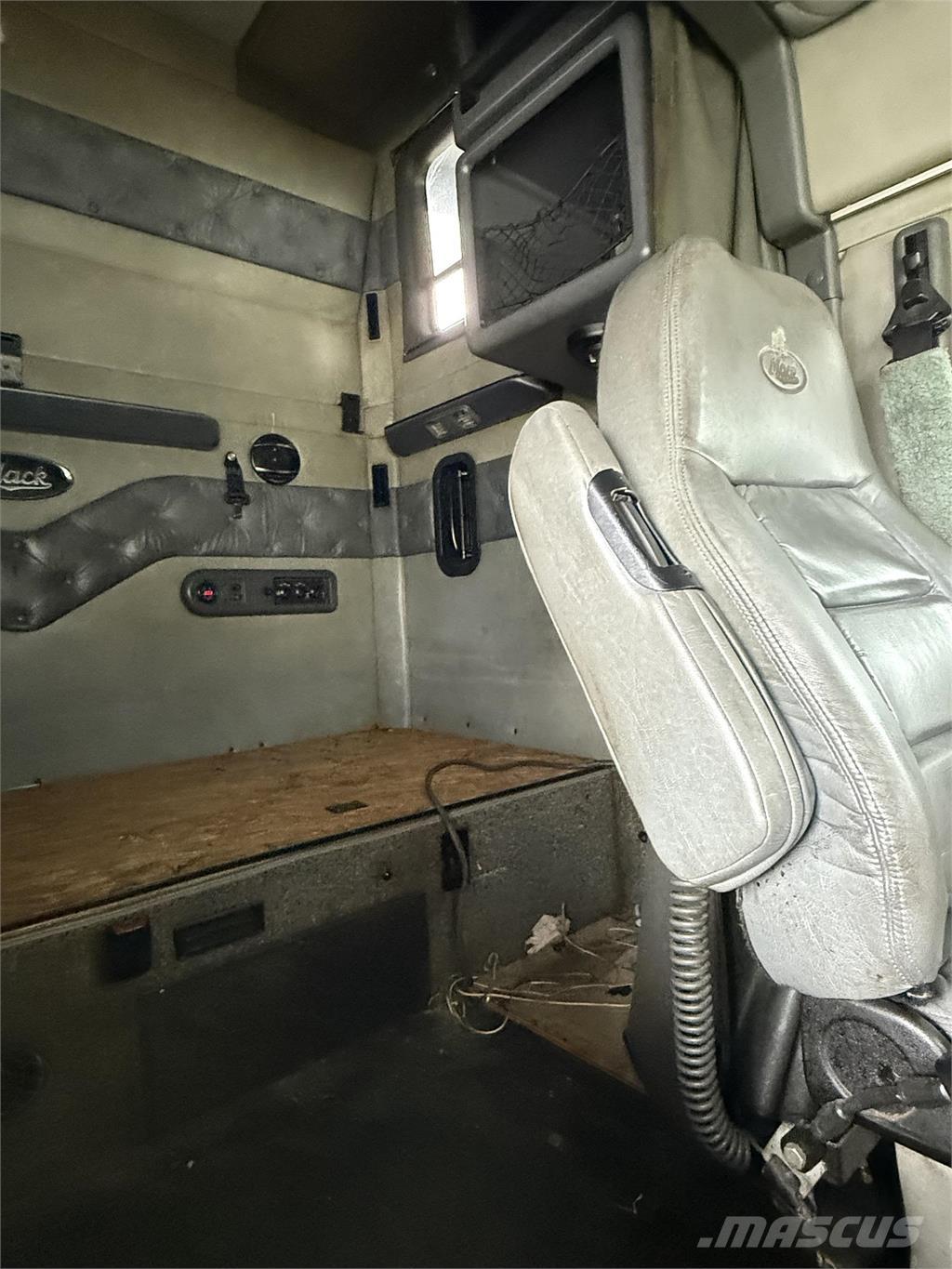 Mack CXU613 Trekkers