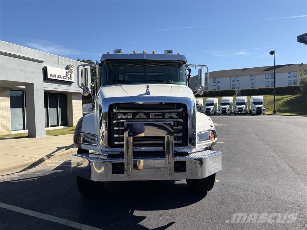 Mack GR64B Anders