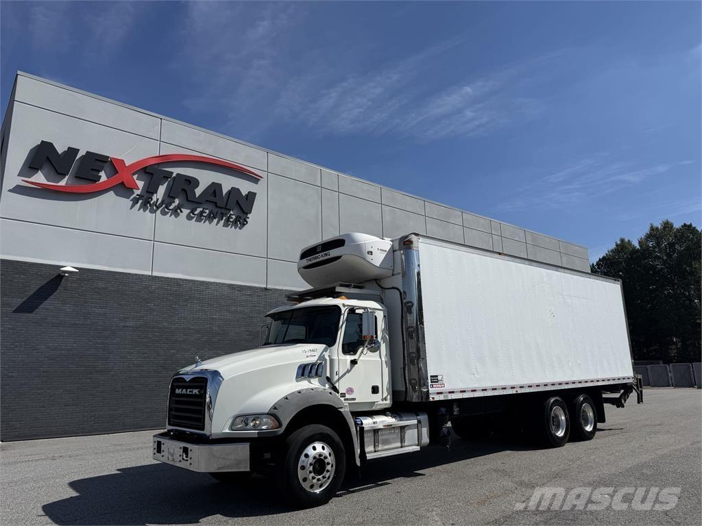 Mack GR64B9 Bakwagens met gesloten opbouw