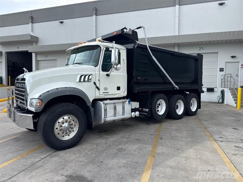 Mack GR64F Kipper