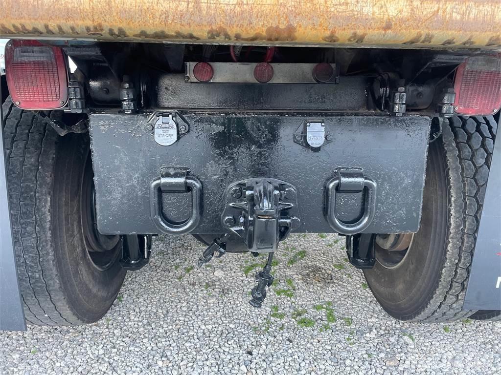 Mack GR64FR Kipper