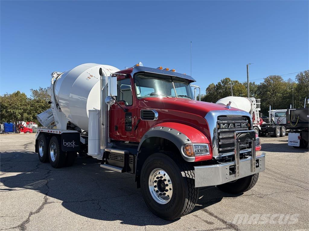 Mack GR64FR Betonmixers en pompen