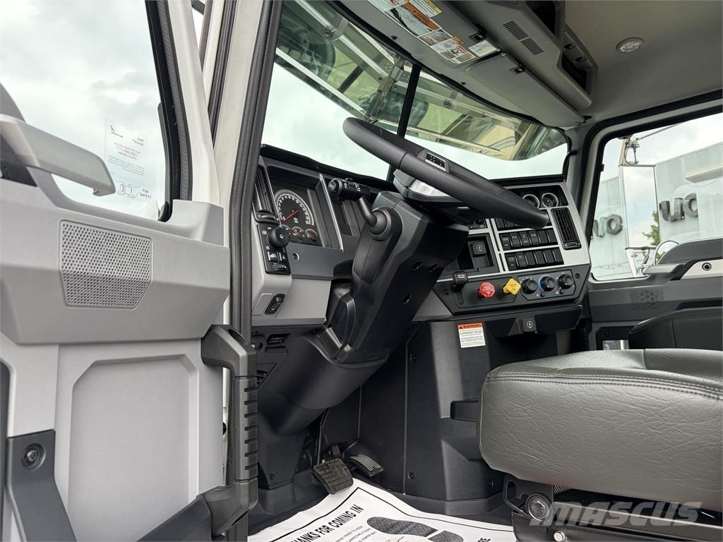 Mack GR64FT Trekkers