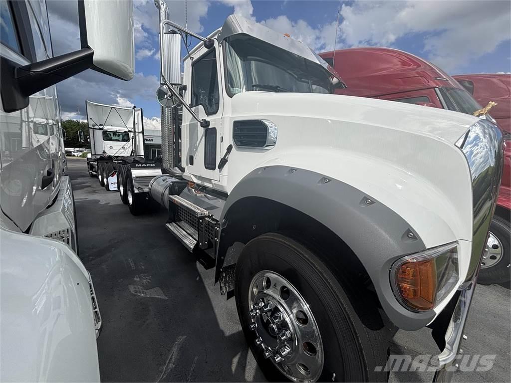 Mack GR64FT Trekkers