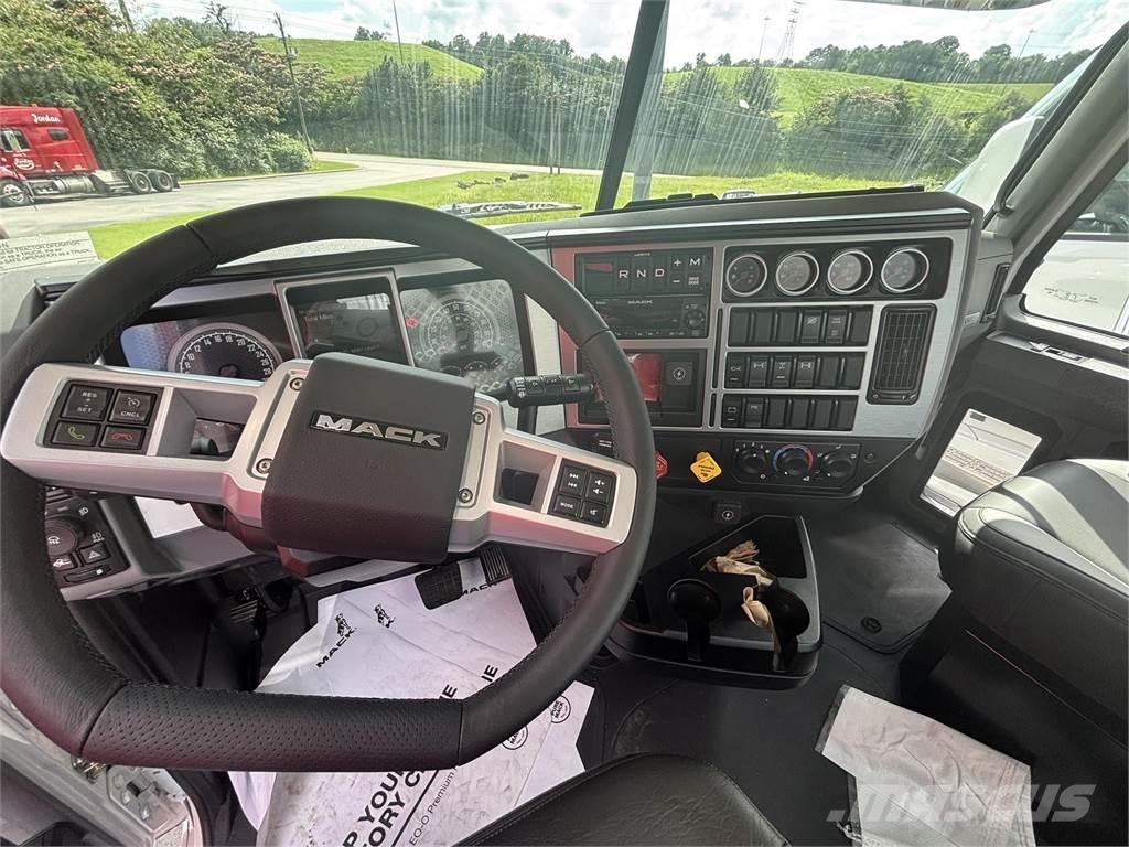 Mack GR64FT Trekkers