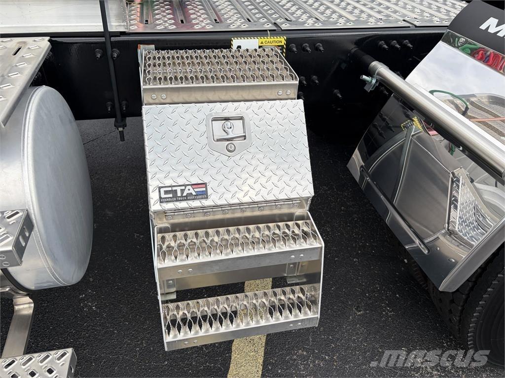 Mack GR64FT Trekkers