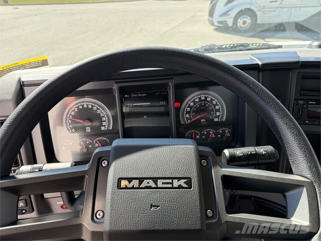 Mack MD6 42R Bakwagens met gesloten opbouw