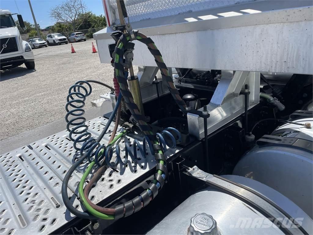 Mack PI64T Trekkers