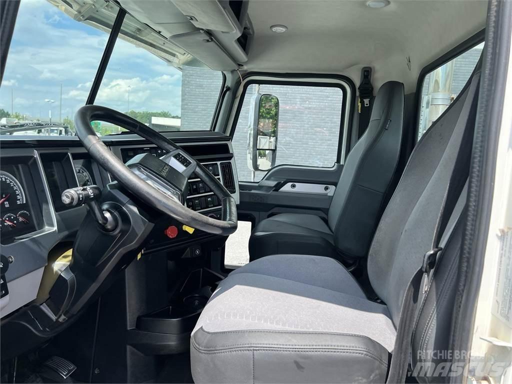 Mack PI64T Trekkers