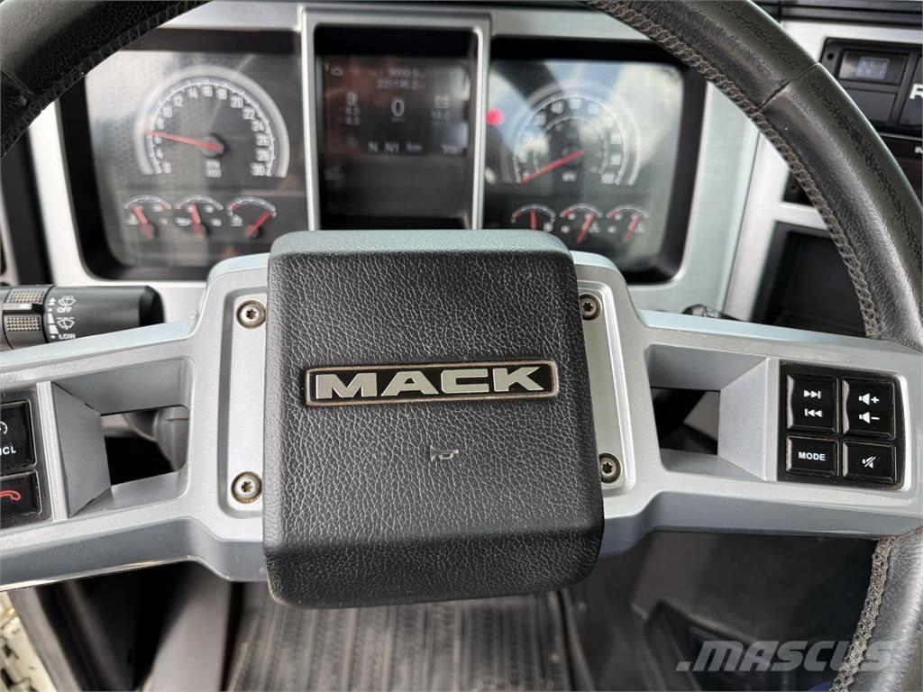 Mack PI64T Trekkers