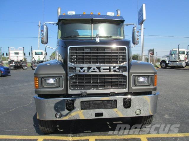 Mack PI64T Trekkers