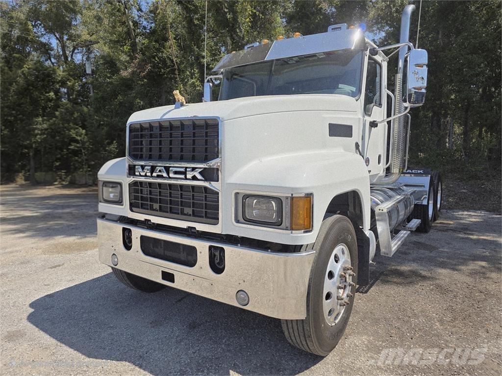 Mack PI64T Trekkers