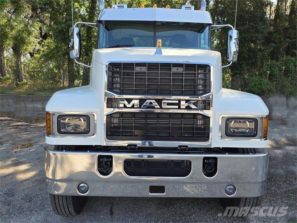 Mack PI64T Trekkers