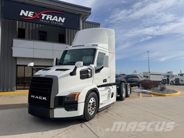 Mack PR64T DAYCAB Trekkers