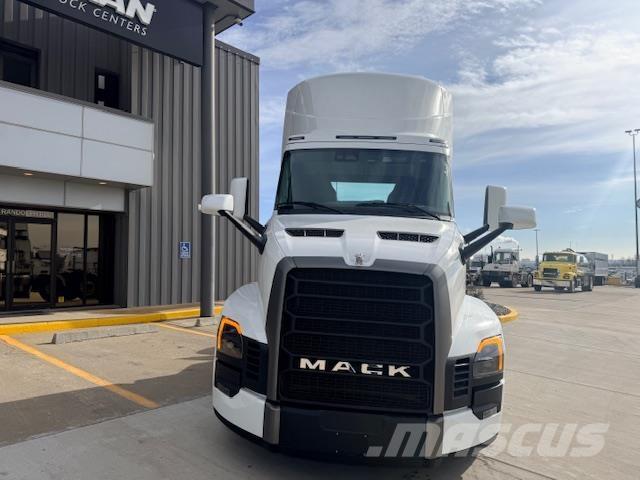 Mack PR64T DAYCAB Trekkers