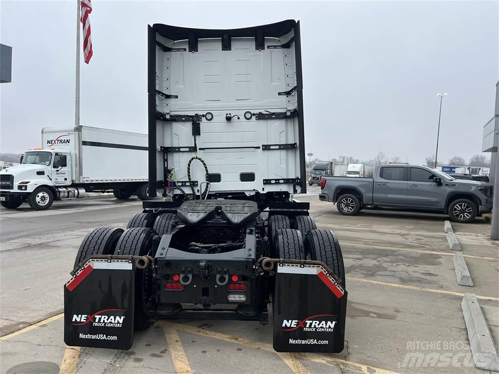 Volvo NEW VNL860 Trekkers