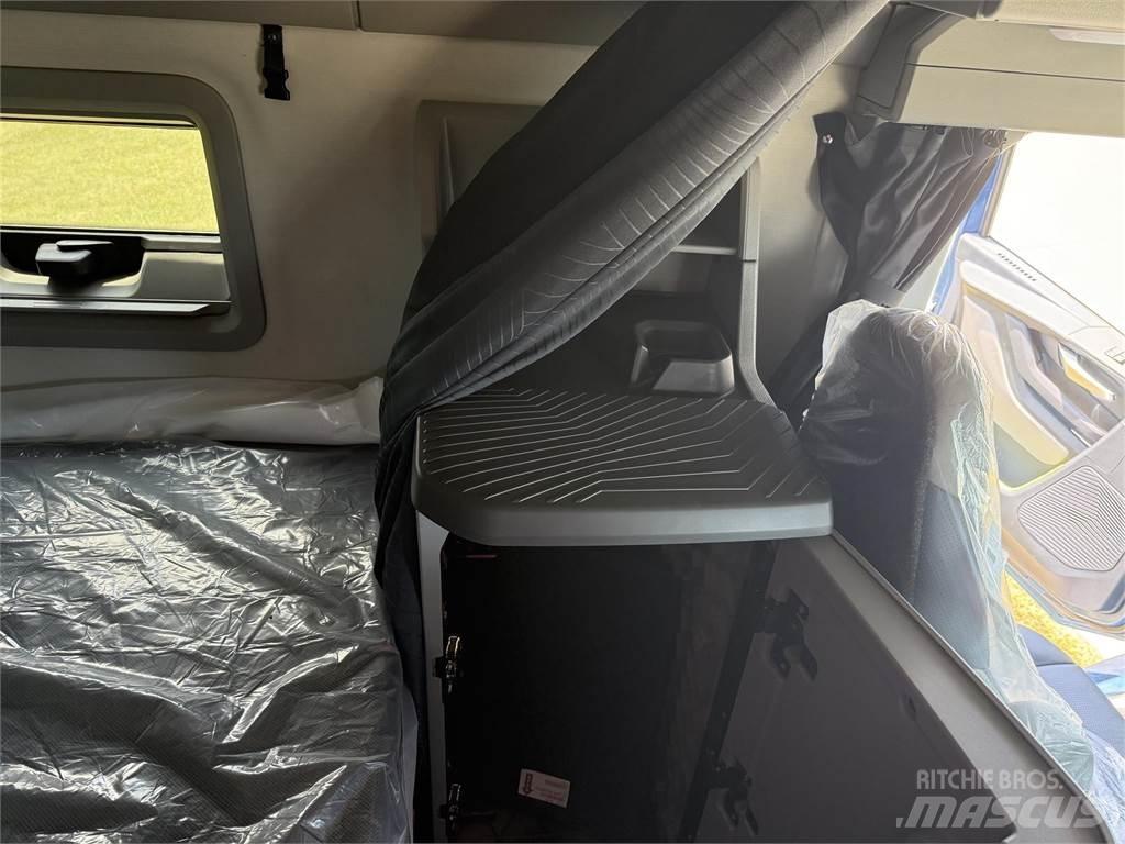 Volvo NEW VNL860 Trekkers