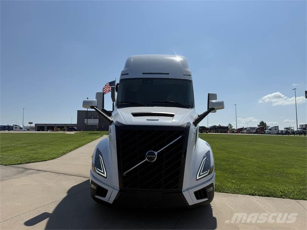 Volvo NEW VNL860 Trekkers