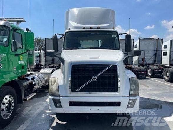 Volvo VNL42T Trekkers